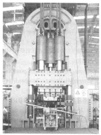 应用“正交预紧机架”设计制造的40MN/64MN多向模锻液压机