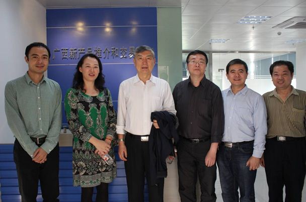 李培根院士（左三）一行考察访问广西新产品推介和交易平台