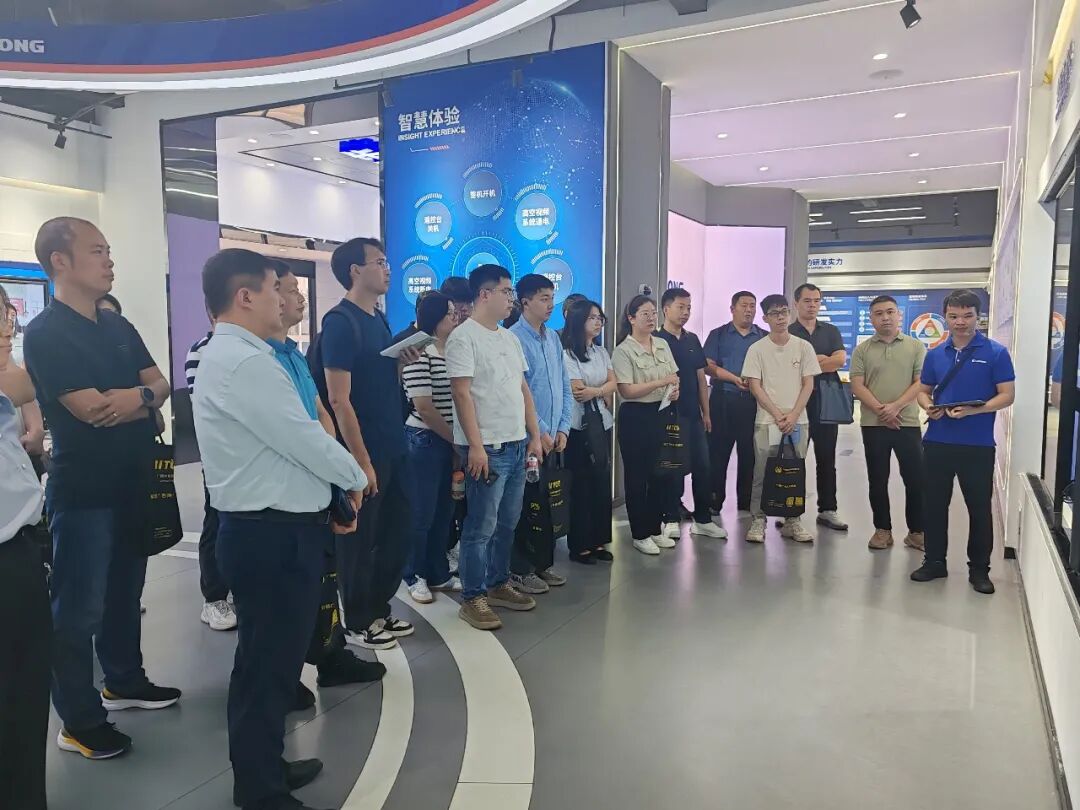  研学班在柳工交流学习